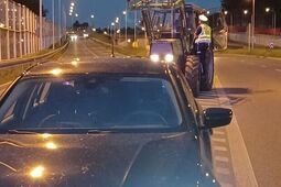 Z pola na ekspresówkę. Ciągnik daleko nie pojechał