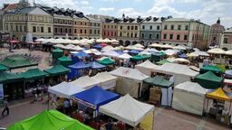 Na czas Jarmarku Hetmańskiego zamojski Rynek Wielki zamienia się w wielki plac targowy