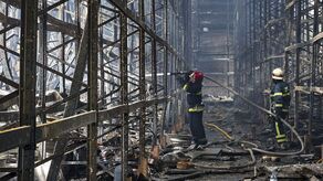 Ukraińscy strażacy pracują po rosyjskim ataku w Wasyszczewie, niedaleko Charkowa. Według ukraińskiej Państwowej Służby Ratowniczej, w poniedziałek rano Rosja zaatakowała  z użyciem ponad 300 dronów