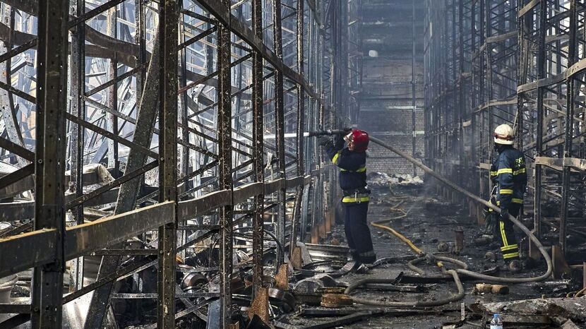 Ukraińscy strażacy pracują po rosyjskim ataku w Wasyszczewie, niedaleko Charkowa. Według ukraińskiej Państwowej Służby Ratowniczej, w poniedziałek rano Rosja zaatakowała  z użyciem ponad 300 dronów<br />
