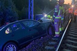 Uderzył w słup, a jego volkswagen utknął na torach