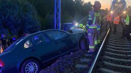 Uderzył w słup, a jego volkswagen utknął na torach