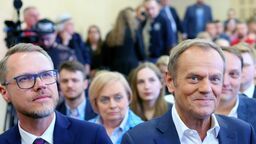 Premier Donald Tusk (z prawej) w towarzystwie posła Michała Krawczyka