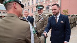 Krzysztof Komorski. wojewoda lubelski dekoruje gen. bryg. SG Jacka Szcząchora komendanta Nadbużańskiego Oddziału Straży Granicznej. Obok stoi komendant główny Straży Granicznej gen. dyw. SG Robert Bagan oraz minister Tomasz Siemoniak