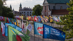 Na placu Litewskim zrobiło się kolorowo od flag