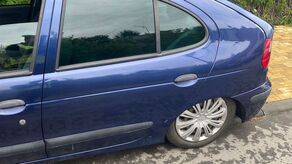 Auto szorowało po asfalcie