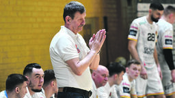 Spotkanie derbowe KPR Padwy Zamość z AZS AWF Biała Podlaska będzie ostatnią okazją dla zamojskich kibiców aby spotkać się z trenerem Zbigniewem Markuszewskim. Po sezonie doświadczony szkoleniowiec zakończy pracę z Padwą