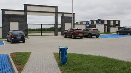 Nowy cmentarz komunalny sąsiaduje z istniejącą, coraz bardziej zapełnioną, parafialną nekropolią. Pełne otwarcie gminnego obiektu prawdopodobnie jeszcze w tym roku