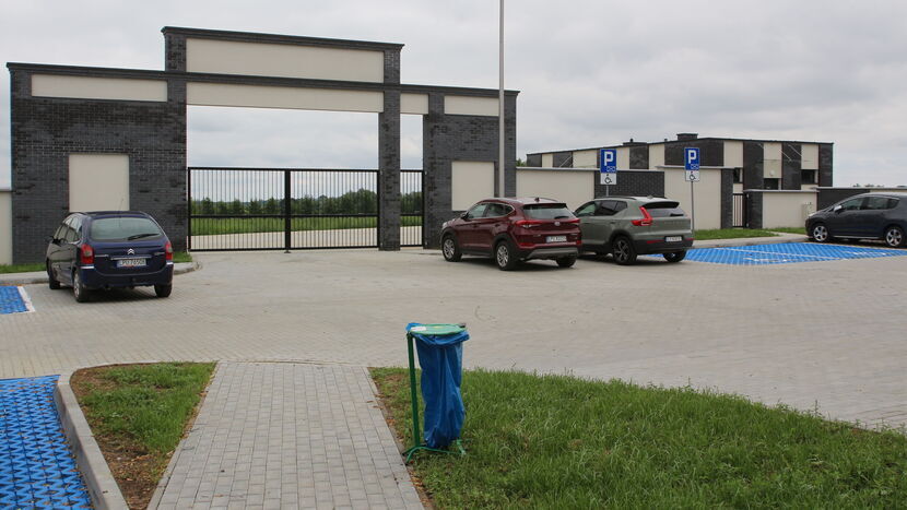 Nowy cmentarz komunalny sąsiaduje z istniejącą, coraz bardziej zapełnioną, parafialną nekropolią. Pełne otwarcie gminnego obiektu prawdopodobnie jeszcze w tym roku