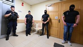 Doprowadzenie oskarżonego Sebastiana M. na posiedzenie aresztowe do Sądu Rejonowego w Piotrkowie Trybunalskim