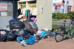 Przy kontenerze jak na wysypisku. "Ktoś regularnie przywozi worki do miasta"