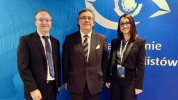 Od lewej: prof. David Lockington, prezydent UKISCRS, prof. Robert Rejdak, dr Iva Krolo w trakcie szkolenia w lutym dla ponad 100 okulistów z Ukrainy w Lublinie