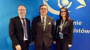 Od lewej: prof. David Lockington, prezydent UKISCRS, prof. Robert Rejdak, dr Iva Krolo w trakcie szkolenia w lutym dla ponad 100 okulistów z Ukrainy w Lublinie