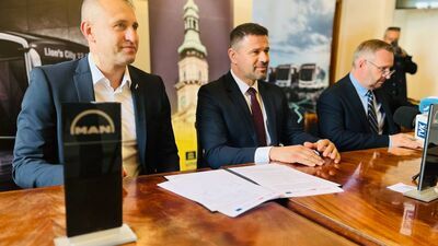 Umowę podpisali w środę w zamojskim ratuszu Marcin Górski, dyrektor ds. produktu i sprzedaży w MAN Polska, prezydent Rafał Zwolak i prezes Sławomir Ożgo