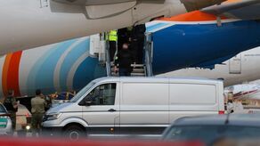 Sebastian M. opuszcza w asyście policji samolot linii lotniczej flydubai po wylądowaniu na lotnisku Okęcie w Warszawie