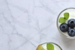 Kawałki szkła w owocowych jogurtach znanej firmy. Już wycofują je ze sklepów