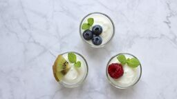 Kawałki szkła w owocowych jogurtach znanej firmy. Już wycofują je ze sklepów