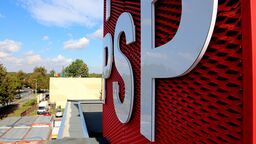 W nowej strażnicy jest m.in. przestronny garaż z 12 stanowiskami, nowoczesne zaplecze socjalne z czystymi i brudnymi strefami, 35-metrowy masz radiowy, a na dachu - panele fotowoltaiczne. Wykonawcą zadania była firma Now-Bud