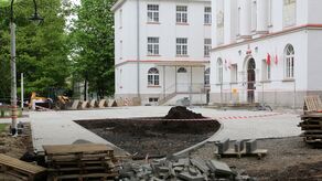 Prace przed frontową częścią I LO w Puławach
