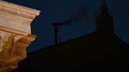 Czarny dym z komina Kaplicy Sykstyńskiej