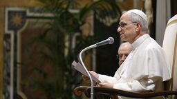 Zdjęcie udostępnione przez Vatican Media. Papież Leon XIV podczas audiencji z członkami Fundacji „Centesimus Annus Pro Pontifice” w Sali Klementyńskiej Pałacu Apostolskiego w Watykanie, w sobote, 17 maja