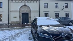 Jeszcze kilka miesięcy temu luksusowa skoda suberb parkowała na tyłach ratusza. Teraz już jej nie ma, bo udało się ją sprzedać. Być może za jakiś czas w tym miejscu stać będzie hybrydowa osobówka