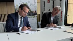 Dyrektor ZDiTM Grzegorz Malec i prezes PRD Lubartów Janusz Białek podpisują umowę na remont al. Unii Lubelskiej