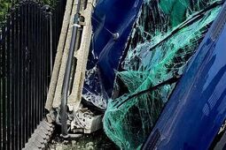 Bus uderzył w słup. Jechało nim osiem osób