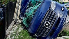 Bus uderzył w słup. Jechało nim osiem osób