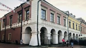 Morandówka została zaprojektowana ok. 1590 przez Bernarda Morando, głównego architekta Zamościa, jako wzorcowa kamienica rynkowa. Spośród innych położonych w centralnej części miasta wyróżnia się m.in. arkadowo-kolumnowym portalem renesansowym wg projektu Jana Wolffa