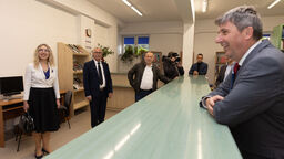 Rektor AZ (na pierwszym planie): To świetne zaplecze dydaktyczno-materialne dla Wydziału Nauk Społecznych i Humanistycznych Akademii Zamojskiej. Cieszy nas to ogromnie, bowiem Wydział ten dynamicznie rozwija się.