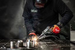 Spawanie nowej generacji – dlaczego przemysł coraz częściej wybiera technologię fibrową?