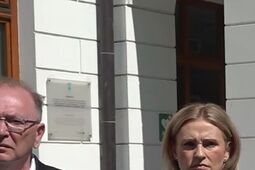 "Haniebny happening Grzegorza Brauna". Prezydent Białej Podlaskiej potępia zdjęcie flagi Ukrainy
