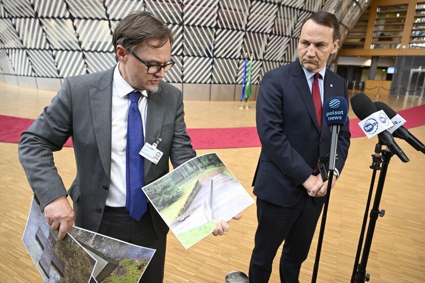 Minister spraw zagranicznych Radosław Sikorski i rzecznik prasowy MSZ Paweł Wroński podczas konferencji prasowej w Brukseli. Minister poinformował, że pomnik zamordowanych polskich więźniów w Miednoje został zdewastowany<br />
