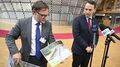 Minister spraw zagranicznych Radosław Sikorski i rzecznik prasowy MSZ Paweł Wroński podczas konferencji prasowej w Brukseli. Minister poinformował, że pomnik zamordowanych polskich więźniów w Miednoje został zdewastowany
