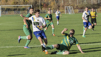 Piłkarze Kłosa Chełm (zielone stroje) są jedyną drużyną w IV lidze, która jeszcze nie wygrała spotkania