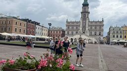 Na Rynku Wielkim w Zamościu jest klomb i pojedyncze donice z kwiatami. O rośliny zadbali również właściciele ogródków kawiarnianych. Jest jednak pomysł, by pojawiło się kilka dających cień drzew