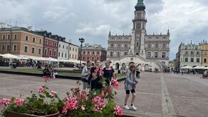 Na Rynku Wielkim w Zamościu jest klomb i pojedyncze donice z kwiatami. O rośliny zadbali również właściciele ogródków kawiarnianych. Jest jednak pomysł, by pojawiło się kilka dających cień drzew