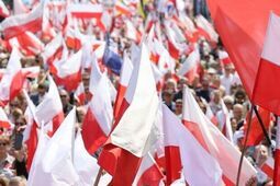 Dwa marsze, dwa światy. Polityka na wiecach