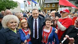 Karol Nawrocki podczas poniedziałkowego (5 maja) spotkania wyborczego na rynku w Węgrowie