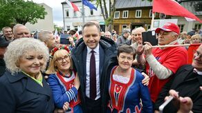 Karol Nawrocki podczas poniedziałkowego (5 maja) spotkania wyborczego na rynku w Węgrowie