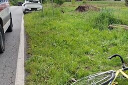 Głową w osobówkę. Kask uratował rowerzystę