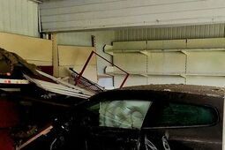 Samochodem wjechał w budynek. Pasażerka trafiła do szpitala