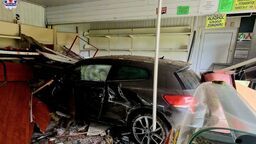 Samochodem wjechał w budynek. Pasażerka trafiła do szpitala