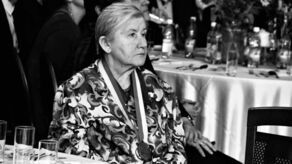 Bogumiła Janina Sawa urodziła się w 1940 roku w Kamionce, ale niemal całe życie była związana z Zamościem. W 2017 r. została uhonorowana medalem „Zasłużony dla Zamościa”. 