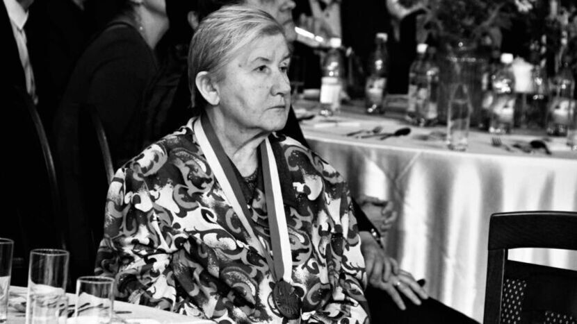 Bogumiła Janina Sawa urodziła się w 1940 roku w Kamionce, ale niemal całe życie była związana z Zamościem. W 2017 r. została uhonorowana medalem „Zasłużony dla Zamościa”.