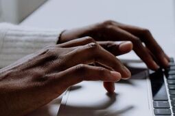 Laptop dla nauczyciela – jakie funkcje mają znaczenie w codziennej pracy?