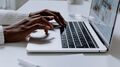 Laptop dla nauczyciela – jakie funkcje mają znaczenie w codziennej pracy?