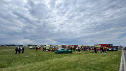 Zielone BMW wjechało w tłum