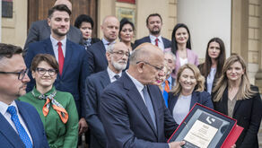 Prezydent Żuk prezentuje nagrodę PAP